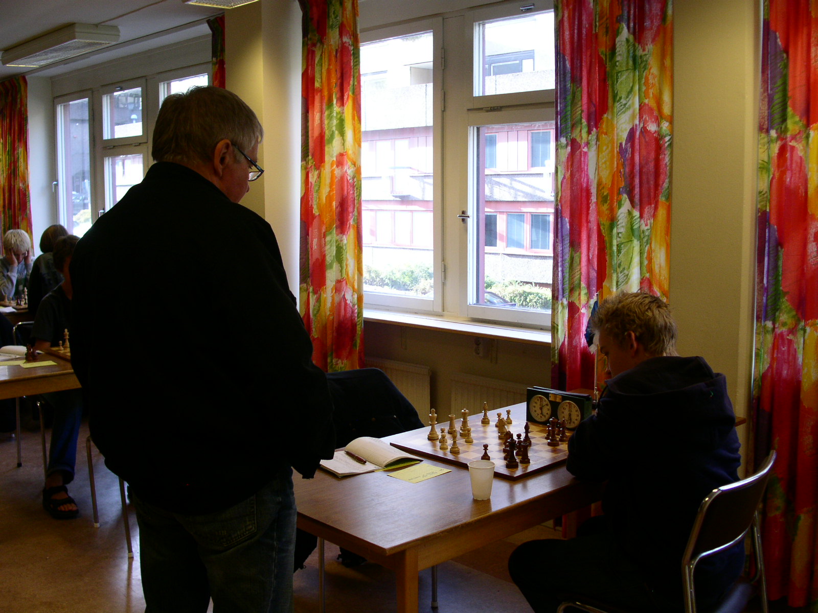 Göteborgs Schackförbunds ordförande Johan Lönnroth följer sista rondens spel