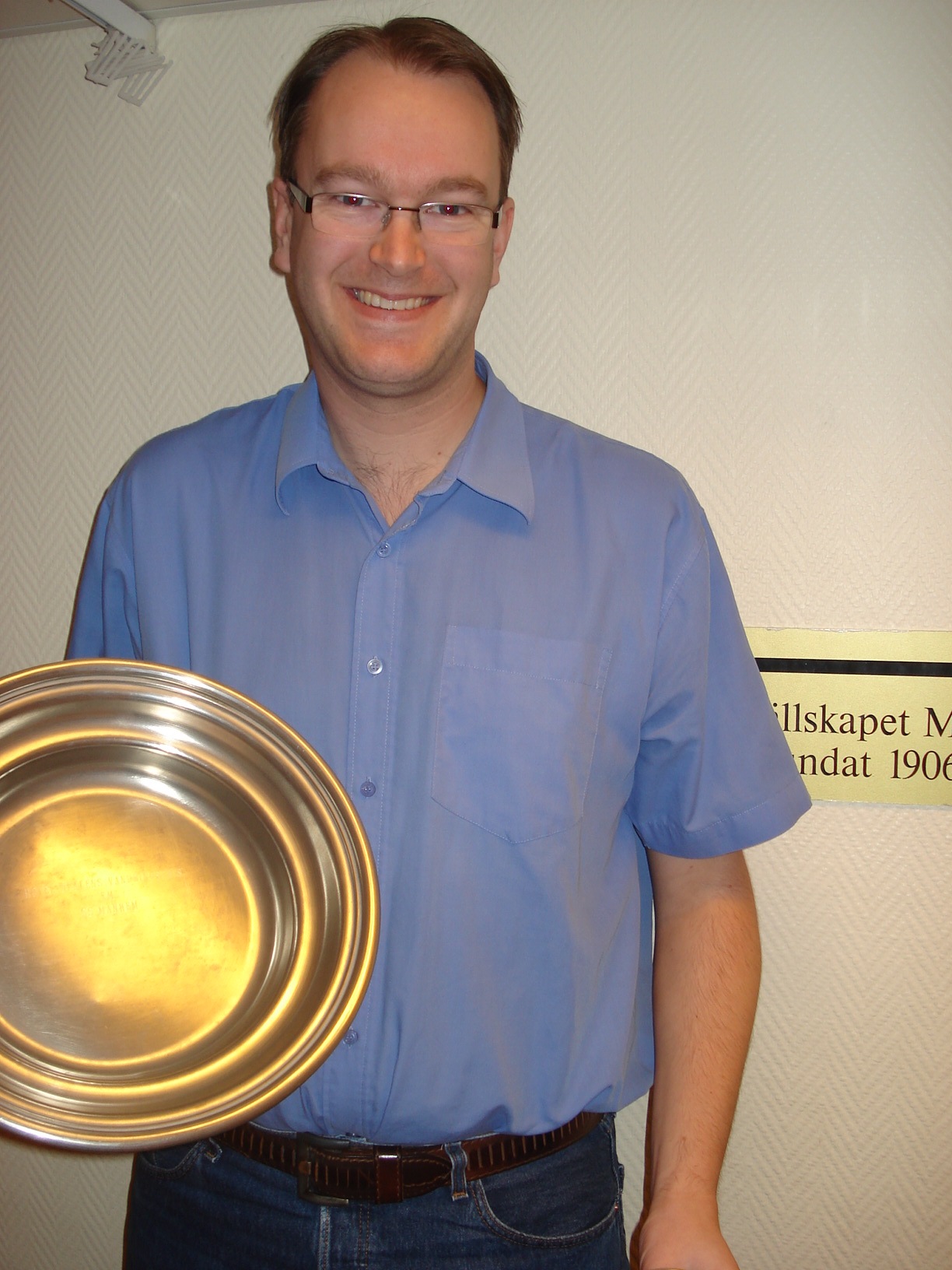 Dan Larsson, klubbmästare 2008, visar upp Hotel Opalens vandringspris.