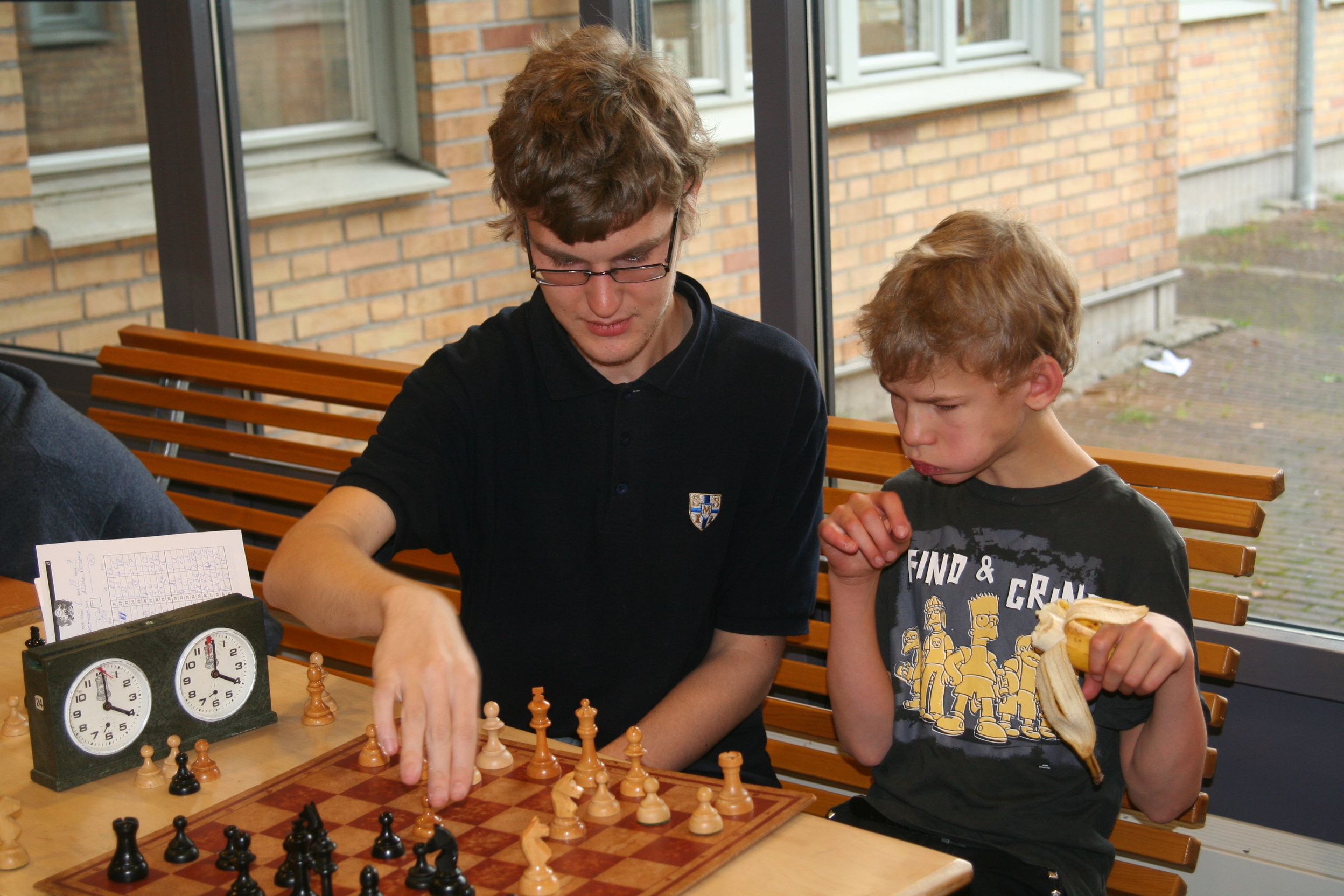 Gabriel Svorono mumsar på banan och lyssnar samtidigt på tränarens (Victor Nithander) kloka råd.