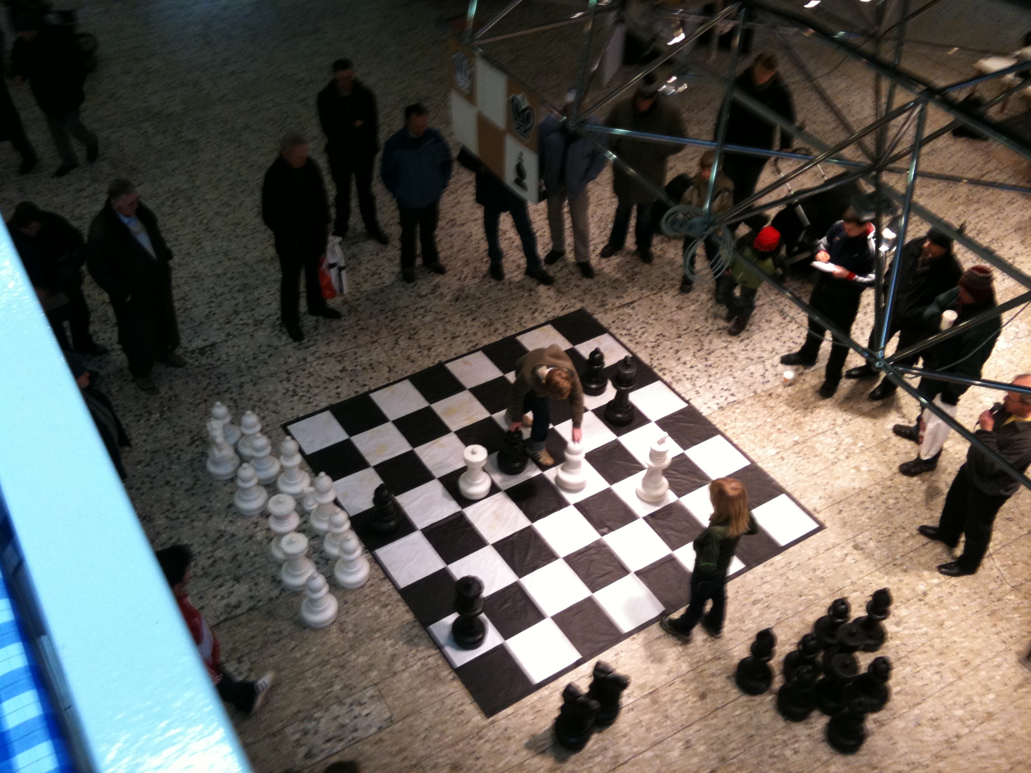 Gabriels simultanuppvisning väckte stort intresse på Nordstadstorget.