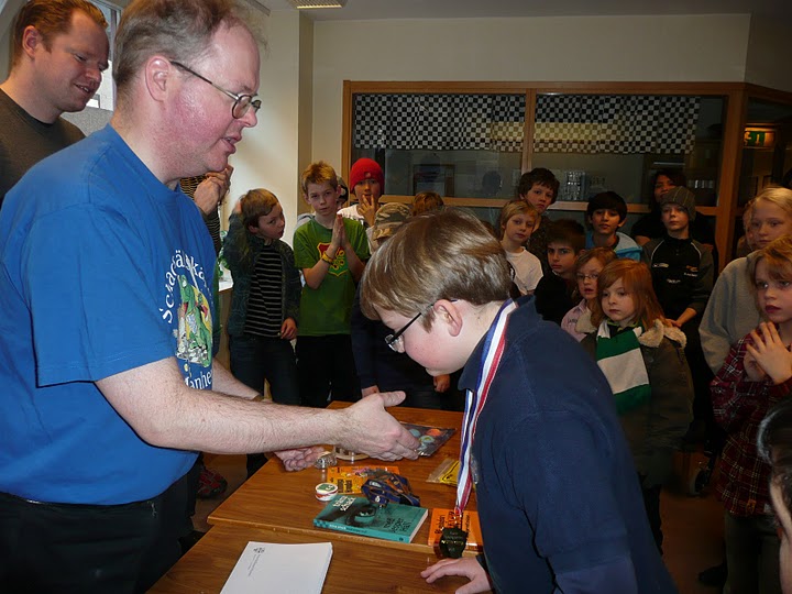 Sjuan Gösta Larsson botaniserar på prisbordet.