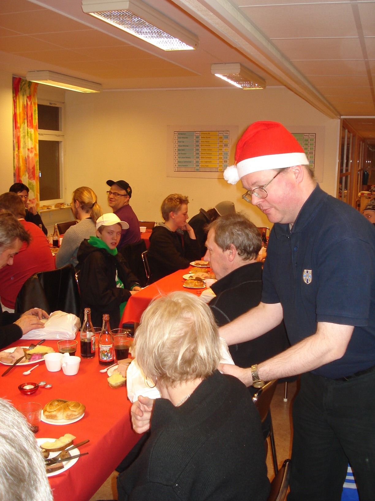 Jultomten fördelade med varm hand julklappspåsar till de församlade.