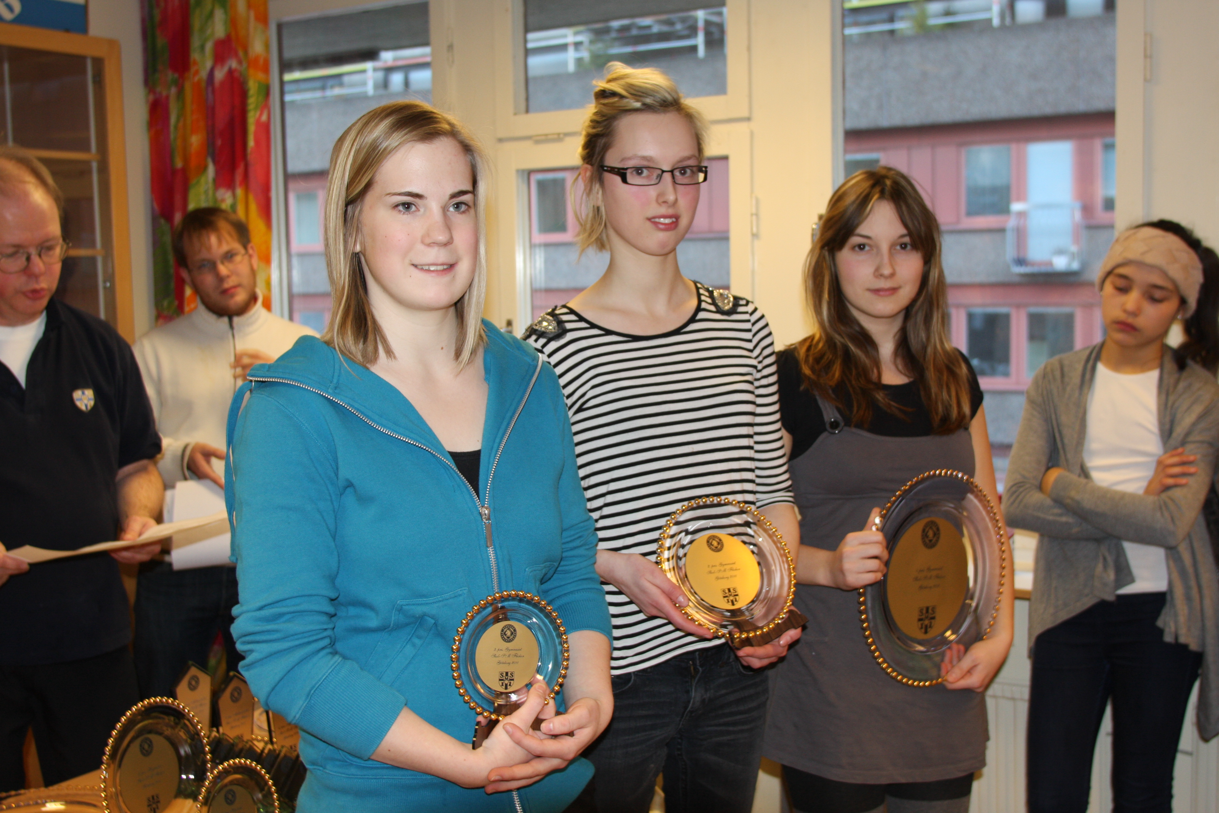 På prispallen i gymnasieklassen, fr.v. Linnéa Ahl (trea), Caroline Lindberg Hansen (tvåa) och Nicole Loginger (segrarinna).