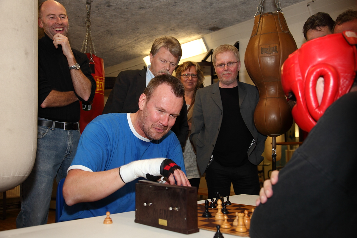 Spelet är i gång! som schackspeaker figurerade Göran Andersson, stående t.v. om spelarna.