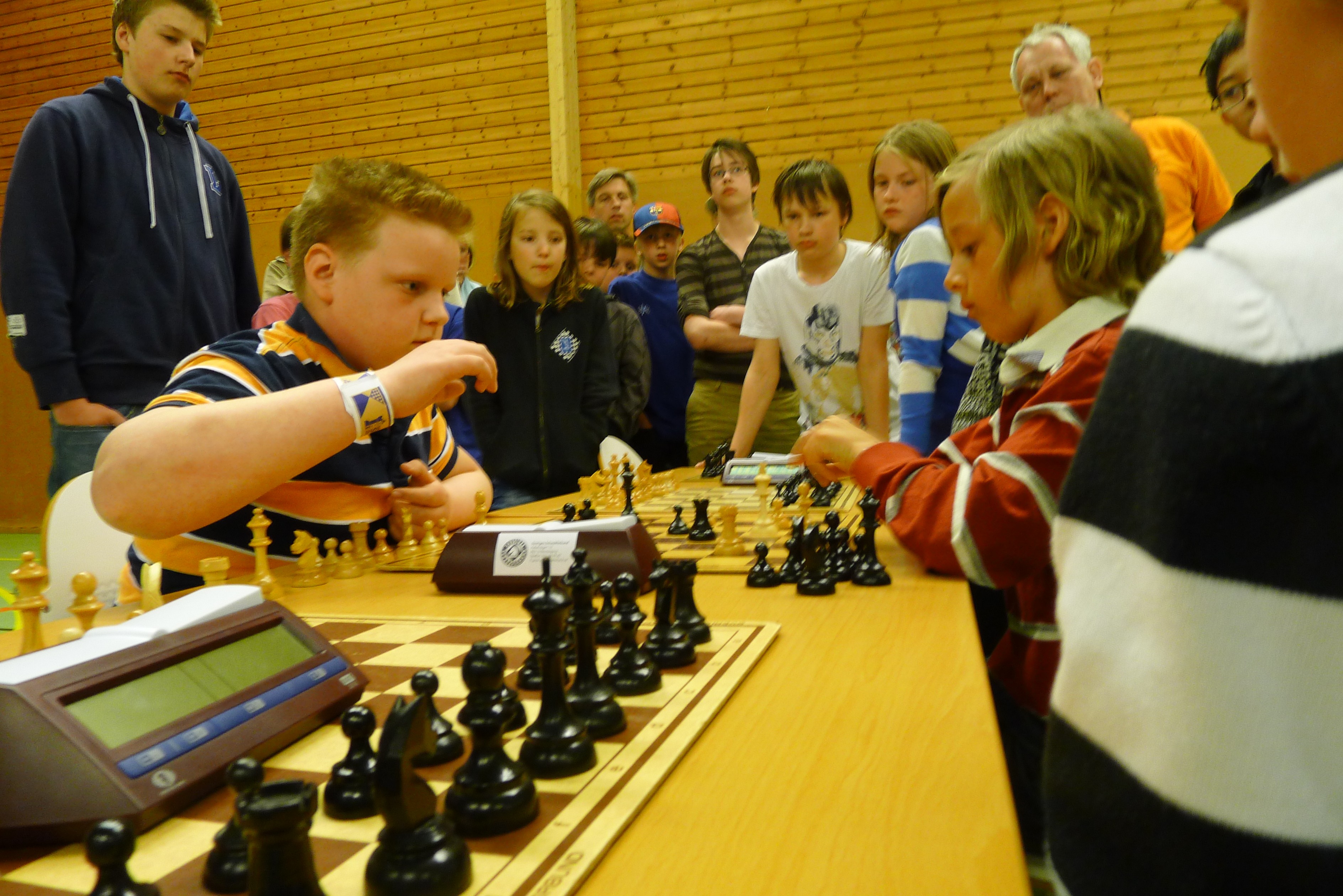 Sista matchens avgörande parti: Andrej vinner som vit mot sin motståndare och säkrar silvret för Oscar Fredrik.